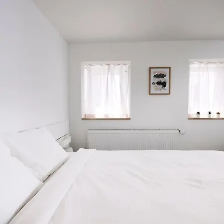 Ground Floor Bright In - Next To Transport! Rn18-1 아파트 *