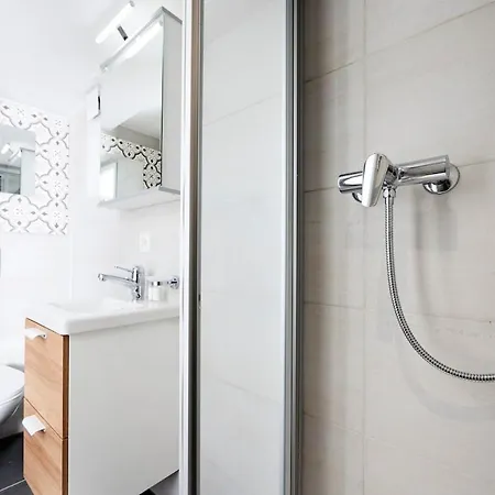 Ground Floor Bright In - Next To Transport! Rn18-1 아파트